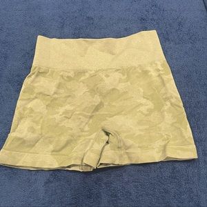 amazon gym shark dupes green camo shorts (disclaimer: NOT gymshark!)